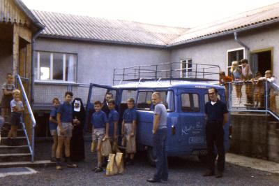 04 Carlsberg, with children