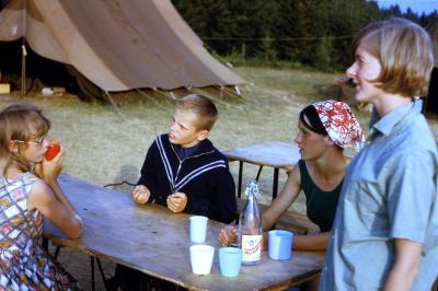 CM32 Ruth Morley with children