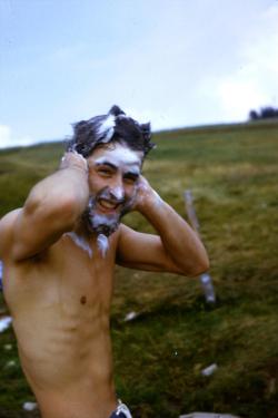 CM35 Man and shampoo