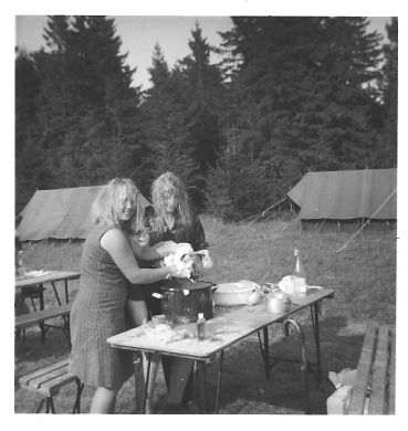 Victoria and Celia's hair-washing salon 3